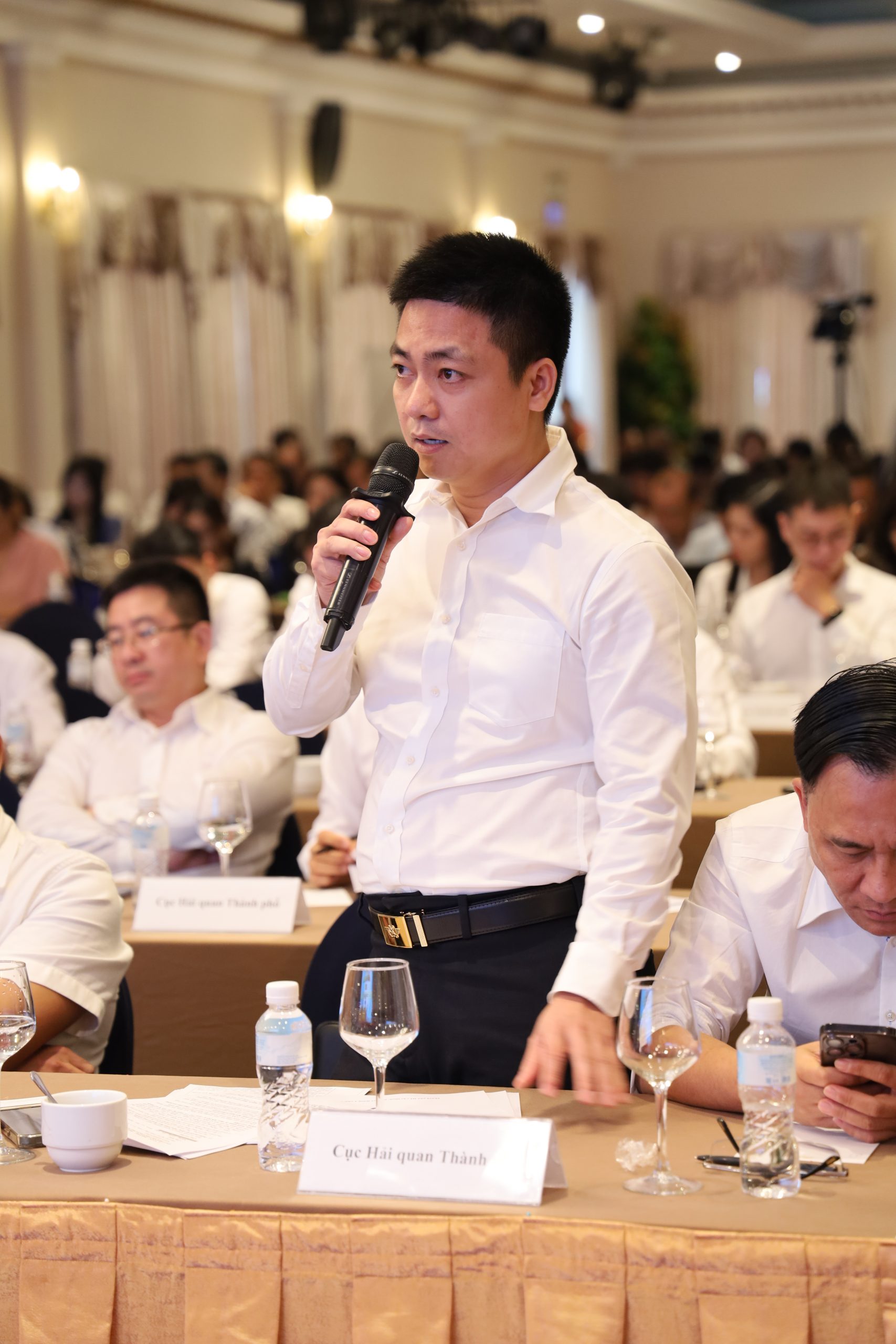 Lãnh đạo cơ quan hải quan giải đáp, đối thoại với doanh nghiệp